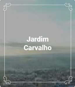 Céu cheio de nuvens, ao centro o nome do bairro 'Jardim Carvalho'.